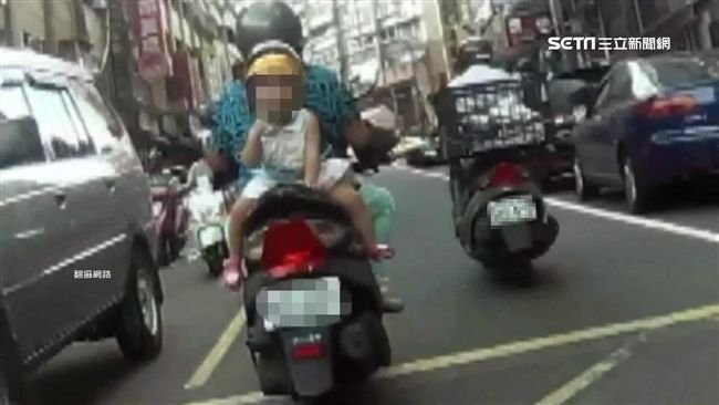 阿嬤騎車載孫　女童反坐險象環生