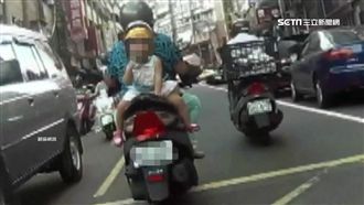 阿嬤騎車載孫　女童反坐險象環生