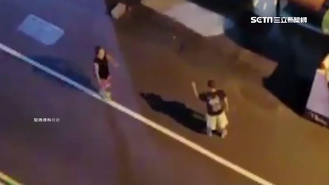 只為了一句道歉　兩男街頭拿磚石互砸