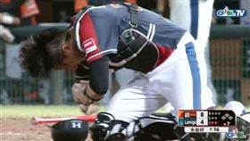 黃浩然被唐肇廷撞。（圖／翻攝自YouTube）