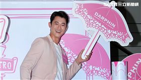 影帝吳康仁擔任粉紅店長分享保養祕訣。（記者邱榮吉/攝影）