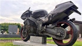 重機,重型機車,墓碑,墓園,石碑　圖／翻攝自推特