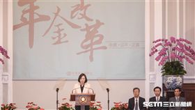 總統蔡英文率副總統陳建仁、政務委員林萬億、總統府秘書長吳釗燮、總統府副秘書長劉建忻針對年金改革發表談話　圖／記者林敬旻攝