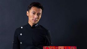 ▲謝霆鋒超隨興姿勢唱歌。（圖／翻攝自謝霆鋒臉書）
https://www.facebook.com/chef.nicnic/