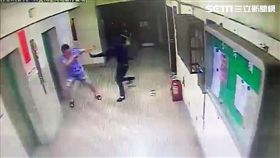 高男偕同妻子吃消夜返家時，遭遇4名男子埋伏，持球棒痛毆一頓，造成他手部骨折，所幸送醫後並無生命危險（翻攝畫面）