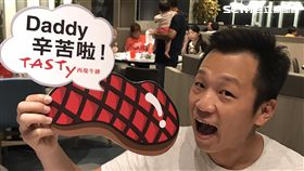肉控族父親有口福　西堤祭「比臉大肋眼牛排」(圖/王品)
