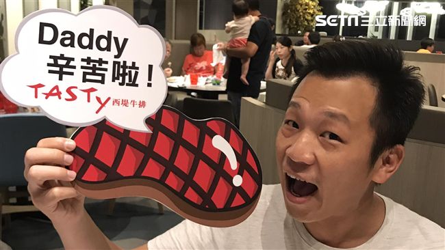 肉控族父親口福！比臉大肋眼牛排來了