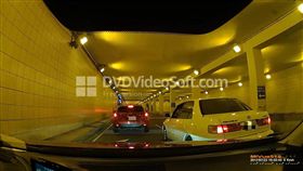 白車駕駛疑因宏亮的喇叭聲導致理智線全斷，拉下車窗怒譙三字經。（圖／翻攝畫面）