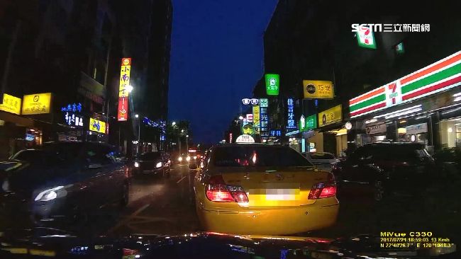 沒打方向燈被叭　小黃運將惱羞逼車