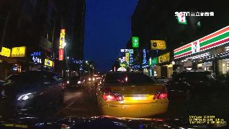 沒打方向燈被叭　小黃運將惱羞逼車