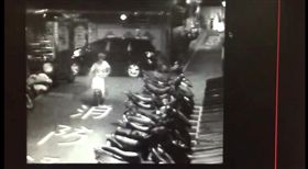 李男丟擲爆裂物當場起火燃燒。（圖／翻攝畫面）