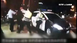 酒後騎車不穩遭攔　男拒檢咆哮還推警