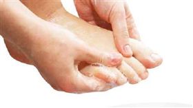 洗澡、洗腳／達志影像／美聯社