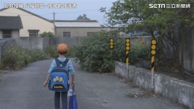 偏鄉男童的暑假　暖師送檯燈伴讀