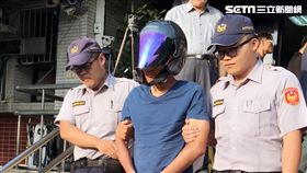 林男因積欠賭債遂向地下錢莊周轉，近日被對方催討決定鋌而走險，持空氣槍行搶大眾銀行，雖順利搶到50萬1千元，卻被趕抵現場的陳姓警員壓制逮捕（翻攝畫面）