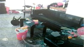 陳男對店內一陣猛砸，玻璃物品碎滿地，就連轎車擋風玻璃也難倖免。（圖／翻攝畫面）