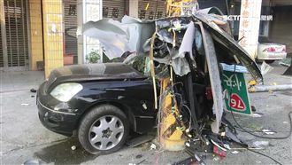 飆速撞斷號誌桿　百萬車削兩半成廢鐵