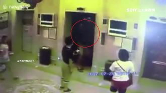 自找死路！醉漢狂踹電梯門被「吞掉」