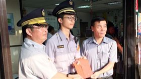 林男因積欠賭債遂向地下錢莊周轉，近日被對方催討決定鋌而走險，持空氣槍行搶大眾銀行，雖順利搶到50萬1千元，卻被趕抵現場的陳姓警員壓制逮捕（翻攝畫面）