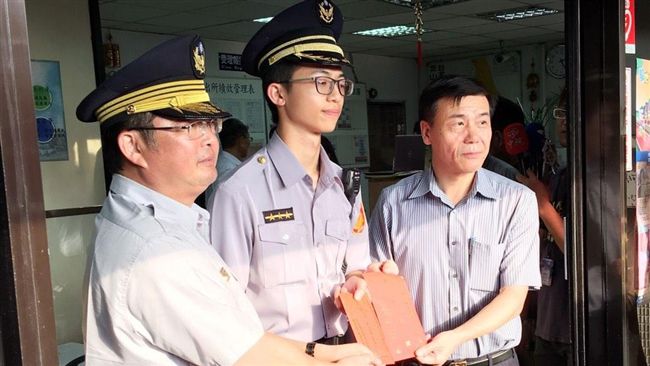 無懼持槍壯碩悍匪　纖瘦嫩警獨力制伏