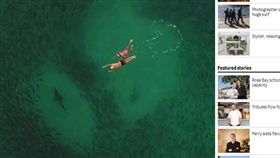 16:9
快逃！2摯友晨泳到一半　發現海中有鯊魚群正瘋狂捕食
圖／翻攝自每日電訊報
https://goo.gl/naoAJ4