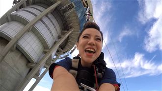 丁噹61層樓奮力一跳　腎上腺素狂飆