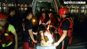 喬女因感情受創先吞藥再跳河自殺，黃姓警員卸下裝備，隨即跳下水面救人，並用接力方式將人拉至岸邊，所幸送醫後並無大礙（翻攝畫面）