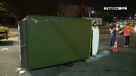 a賓士撞貨車0700