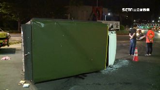 賓士疑搶快左轉　撞出一地早餐原料