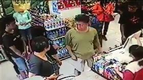 正男與上前當和事佬的林男發生口角。（圖／翻攝畫面）