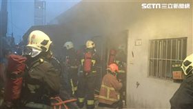警消人員架水線入屋灌救。（圖／翻攝畫面）