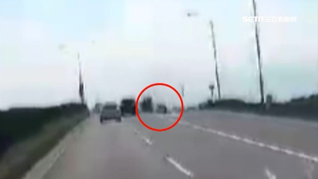 酒駕翻車卡橋上　車冒火駕駛幸運被救
