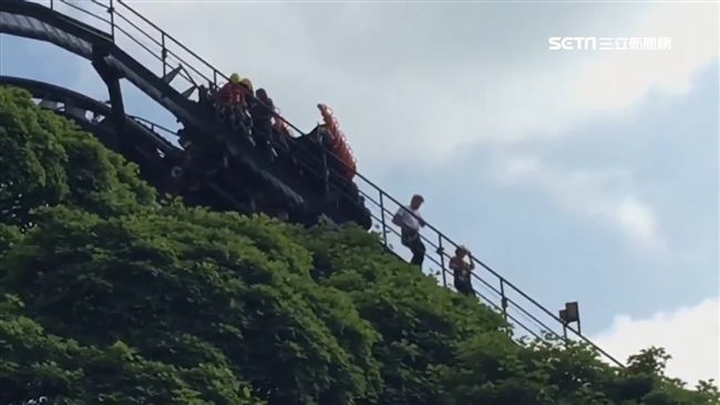 雲霄飛車卡高空　遊客被迫爬回地面