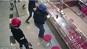 影／玻璃太強大！4歹徒拿鐵鎚「敲到手痠」　還偷不走金飾
每日郵報