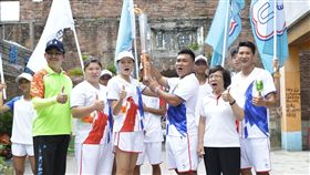 屏東第4棒游泳選手李彥妮於恆春城門-西門將火炬交還臺北，聖火傳遞圓滿完成。（圖／世大運執委會提供）