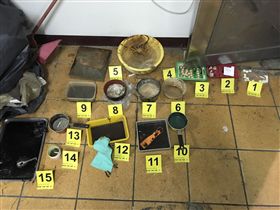 警方在現場發現大量製毒工具，及毒品成品、半成品。（圖／翻攝畫面）