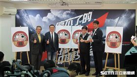 ▲世大運女足代表隊總教練柳樂雅幸（右起）、體育署競技處長洪志昌、足協理事長林湧成與贊助廠商山葉機車副總經理高晴珀共同出席記者會。（圖／記者蕭保祥攝）