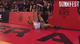 糗度滿分！柯瑞重現K湯360度灌籃掉漆（圖／翻攝自Dunk Fest Youtube）