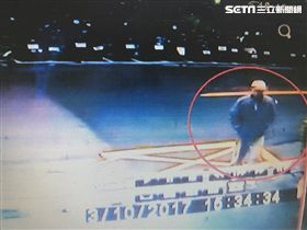 社區監視器拍下鄒男進入社區時的身影。（圖／翻攝畫面）