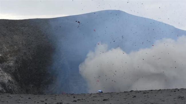 近距離拍火山爆發　探險家來不及逃…