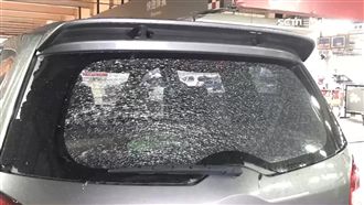 擋風玻璃炸裂　疑誤按除霧鈕熱脹冷縮