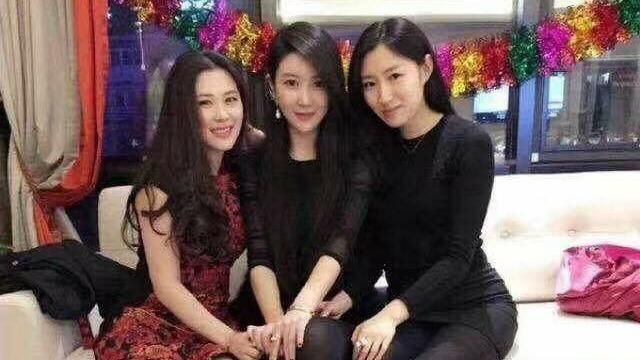 媽媽比女兒還年輕！網驚：根本三姊妹