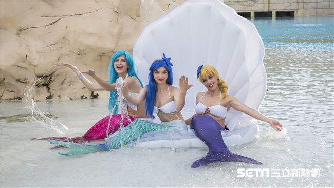 遊樂園消暑出新招　變身美人魚拍美照