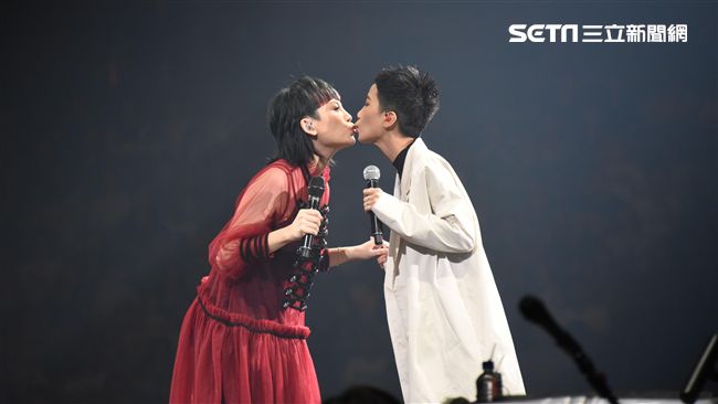 魏如萱盧凱彤大方親　歌迷上演求婚