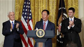 左起：美國副總統麥克彭斯（Mike Pence）、郭台銘、美國眾議院議長保羅萊恩（Paul Ryan）（圖／美聯社／達志影像）