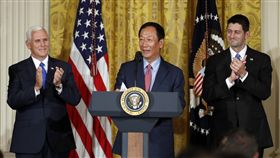 左起：美國副總統麥克彭斯（Mike Pence）、郭台銘、美國眾議院議長保羅萊恩（Paul Ryan）（圖／美聯社／達志影像）
