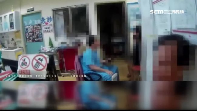 醉男大鬧急診室！見警秀手銬立刻求饒