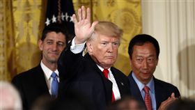 左起：美國眾議院議長保羅萊恩（Paul Ryan）、川普、郭台銘（圖／美聯社／達志影像）