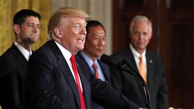 左起：美國眾議院議長保羅萊恩（Paul Ryan）、川普、郭台銘、威斯康辛州聯邦參議院議員羅恩詹森（Ron Johnson）（圖／美聯社／達志影像）