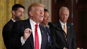 左起：美國眾議院議長保羅萊恩（Paul Ryan）、川普、郭台銘、威斯康辛州聯邦參議院議員羅恩詹森（Ron Johnson）（圖／美聯社／達志影像）